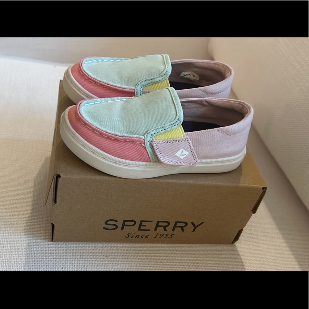 Size 7 girl toddler Sperry shoe slip on. Brand new in box!